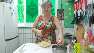 Картошка в духовке под молочно-сливочным соусом с  чесноком и хрустящие крылышки