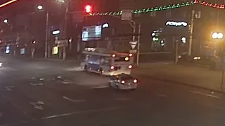 В Волгограде пассажирский автобус поехал на «красный» и столкнулся с легковушкой