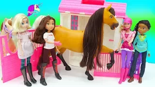 Giant Spirit Riding Free Lucky Feeding Horse Set