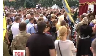 У столиці сьогодні проводжали в останню путь відомого волонтера та бійця АТО Андрія Галущенка