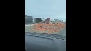 В Челябинской области перевернулся грузовик с мандаринами