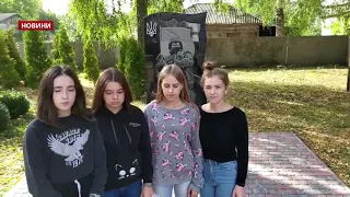 Школярки станцювати тверк перед пам'ятником Героям: записали вибачення