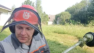 Кошу мотокосой Stihl FS350 без защитного щитка.