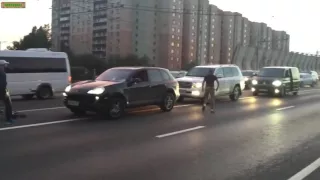 Russian Undercover Police Interrupt Road Rage Fight