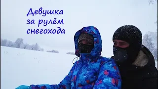 Девушка за рулём СНЕГОХОДА