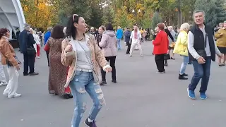 ПОТЕРЯЛ Я ЛЮБОВЬ И ДЕВЧОНКУ СВОЮ❤️ ТАНЦЬІ В ПАРКЕ ГОРЬКОГО ❤️ХАРЬКОВ 2023