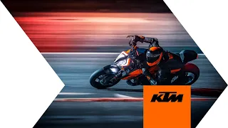 KTM 1290 SUPER DUKE R and what makes it THE BEAST  KTM