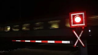 Auto zwischen Bahnschranken von Zug erfasst