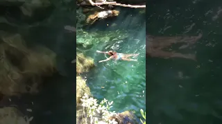 Девушка не побоялась спрыгнул со скалы в воду, 10 метров, водопад в Италии