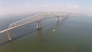 Anija përplaset me urën në SHBA dhe e rrëzon në lumë, përfundojnë në ujë dhjetëra makina