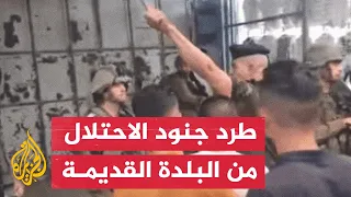 عناصر من السلطة الفلسطينية يطردون جنود الاحتلال من إحدى أسواق الخليل