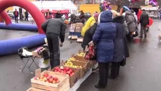 ТВ"Щит и меч Украины" приостановил стихийную торговлю на центральной площади Василькова.