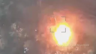 Una munición merodeadora rusa Lancet 3 destruye un vehículo camuflado ucraniano