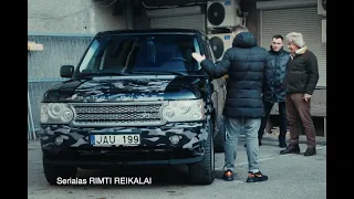 Merginos prie vairo išbando Šramo Land Rover - Range Rover