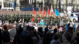 Парад Победы 2015. Наши солдаты с чувством поют песни на марше перед отъездом. Москва.