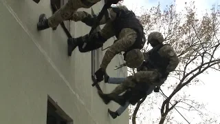 Успешный штурм. Полицейский спецназ провёл тренировку в Кочубеевском районе.