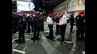 Полиция Нью-Йорка арестовывает протестующих за нарушение комендантского часа