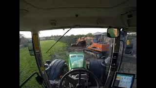 Cab View | Tp | John deere 8320R et pelle Doosan