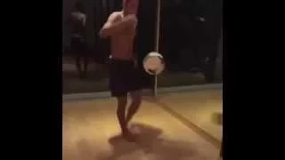 Neymar listening to Justin Bieber while training / doing soccer tricks | April, 2015