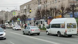 В Новочебоксарске мужчина со сломанной челюстью вышел на перекресток и пнул машину