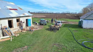 СТАРА ХАТА ВЖЕ З ВОДОЮ! БИЛИ ВОДУ ВСИМ СЕЛОМ! ЗАМУРУВАЛИ ВІКНА У ГЛИНЯНІЙ ХАТІ!ПРАЦЮЮТЬ ПРОФЕСІОНАЛИ