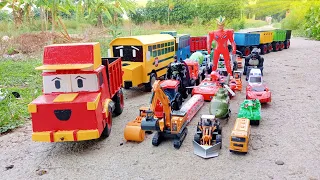 Wow !! Mobil truk panjang penuh mainan. Mobil polisi. Truk tangki. Salender. Pesawat. Tank baja.