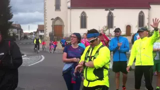 Arrivée des runners à Waldighoffen après 47 km avec Frédéric Hoff (marathon)