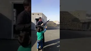 تعليم اطفال عراقيون يرمون في السلاح