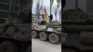 Ukraine policeman with a Ukrainian flag jumps on Russian armored vehicle #ukraine #russia #war
