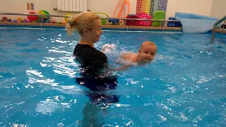 Грудничковое плавание ребенка 7-8 месяцев. Перешли в большой бассейн. Гимнастика в воде.