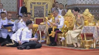 El monarca tailandés entrega títulos reales en el segundo día de la coronación
