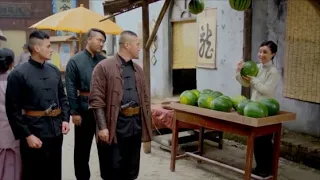 【Anti-Japanese Movie】Girl, well-hidden, effortlessly takes down 500 gang members with a watermelon.