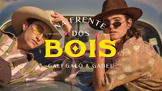 Gali Galó & Gabeu - Na Frente Dos Bois (Clipe Oficial)