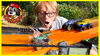 FIRST EVER UNDERWATER MONSTER TRUCK RACE TRACK! (Hot Wheels Monster Trucks Color Shifters)