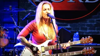 Lita Ford "Close My Eyes Forever" Live at HRH AON 2017