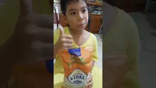 eating Vicente Vidal chips