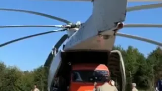 Выгрузка военного Камаза из вертолета Ми-26 в Краснодарском крае