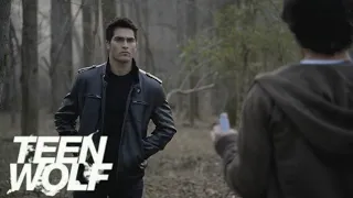 Teen Wolf 1x01 Treino de Lacrosse, Vendo Derek Hale na floresta (DUB)