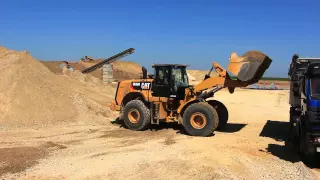 CAT 966 M wheelloader in action