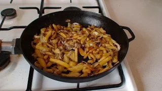 Картофель с луком жареный на сале.
