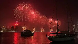 Салют на День Независимости США 4-го июля! Macy's 4th of July Fireworks, East River, New York, 2021.