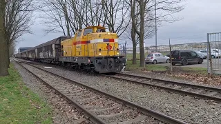 Strukton loc 'Monique' duwt een aantal wagens met papierrollen te Oss Elzenburg 19-02-2024