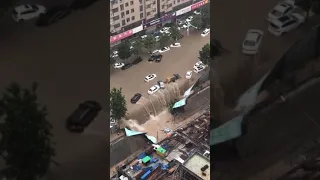 Сильные дожди разрушили дорогу в Китае.