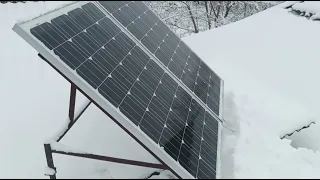 Село присипало снігом, сонячні панелі теж.