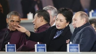 Putin flirt President Xi's wife  Peng Liyuan at APEC