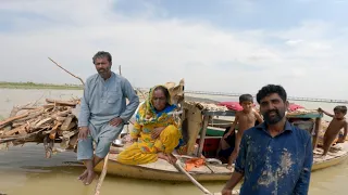 A Pakistani village on Boat || Ancient tribe of Indus valley || Mohana tribe