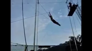 Knee hang trapeze