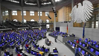 Heftige Debatte um Infektionsschutzgesetz im Bundestag