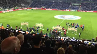 Fans von Arminia Bielefeld feiern Ihre Mannschaft nach der Niederlage