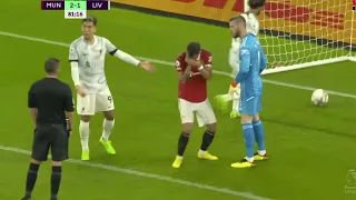 Mohamed Salah get angry with Bruno Fernandes in match Manchester United vs Liverpool